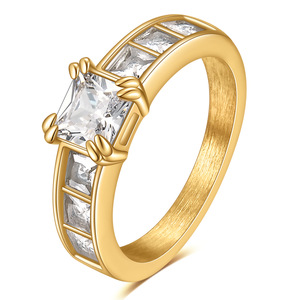Bague en cristal plaquée or 18 carats avec zircon carré de 7 mm incrusté, design géométrique, unisexe, à porter au quotidien - Product Image 5