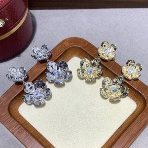 Pendientes de tuerca de aleación de zinc con forma de flor a la moda, con engaste de canal, joyería exquisita para mujer, accesorios de moda para fiestas que combinan con todo. - Product Image 2