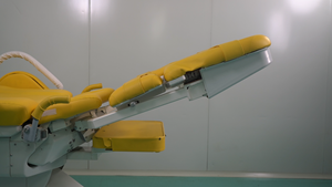 Mesa de Operaciones Ginecológicas Eléctrica de Alta Gama con Ajustes Multiposición, Sistema Hidráulico y Diseño Ergonómico Yuda DST-3003 - Product Image 6