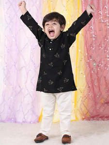 ชุดคุรตะสีดำสำหรับเด็กผู้ชาย ลายพิมพ์นกหลากสีสัน ชุดคุรตะพื้นเมืองแบบดั้งเดิมสำหรับเด็ก ชุดสำหรับงานเทศกาล ผ้าฝ้ายใส่สบายสำหรับเด็กผู้ชาย - Product Image 5