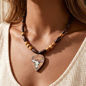Collar de cuentas de madera de estilo occidental con colgante de madera con estampado floral de calavera de toro, adorno de cuello vintage para mujer estilo vaquera - Product Image 1