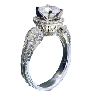 Anello di Fidanzamento da Donna Q034 in Oro Bianco 14K con Diamante Taglio Brillante Rotondo Colore G Design Halo - Product Image 1