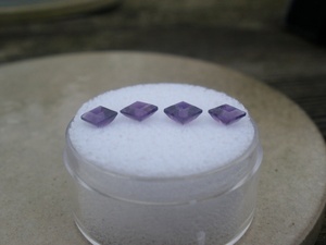 Grandes Gemas de Amatista Natural Pulida Cuadradas de 4mm con Efecto Fosforescente de Rajasthan para la Fabricación de Joyas - Product Image 2