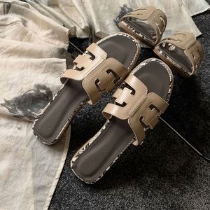 รองเท้าแตะแบบสวมสำหรับผู้หญิง หนังแท้คุณภาพสูง พื้นยางกันลื่น เหมาะสำหรับใส่ไปชายหาด ใช้ได้ในช่วงฤดูร้อน ตามเทรนด์แฟชั่นใหม่ล่าสุด - Product Image 5