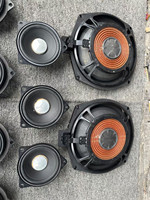 Pour BMW E60 E61 E65 E66 E82 E87 E90 E91 E92 et E93, le subwoofer de 8 pouces est un accessoire populaire pour les modèles avec système audio Harman Kardon