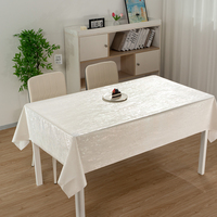 Nappe rectangulaire imprimée avec logo, en tissu blanc nacré irisé, effet coquille de perle, pour table rectangulaire.
