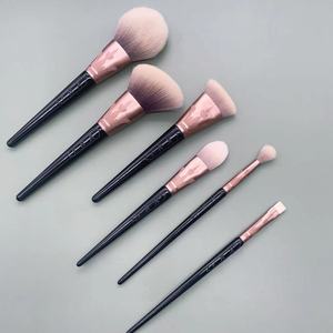 Ensemble de 6 pinceaux de maquillage pour le visage en poils synthétiques, manche en bois, virole en aluminium, logo laser, kit de pinceaux correcteurs, marque privée - Product Image 1