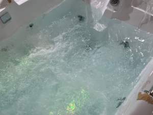 Baignoire <span class=keywords><strong>spa</strong></span> à remous double HG 1,8 m <span class=keywords><strong>avec</strong></span> douche intégrée et barre d'appui de sécurité, baignoire autoportante moderne à jets - Product Image 4