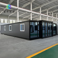 Villa préfabriquée extensible à double aile OEM/ODM avec finition sombre et façade vitrée isolée pour séjours en station balnéaire et logements temporaires