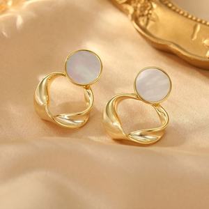 Pendientes de Botón Geométricos de Circonita y Cobre para Mujer, Chapados en Oro, Modernos, Versátiles, de Metal, con Anillo Trenzado, Internet - Product Image 1