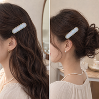 Barrette minimaliste dorée avec tissu tressé artistique, pince à cheveux fine pour un style élégant au quotidien