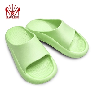 Pantuflas de moda con suela gruesa de EVA tipo nube, antideslizantes, impermeables y acolchadas para interiores y exteriores, para toda la familia. - Product Image 2