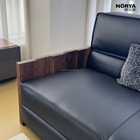 Canapé sectionnel hybride en cuir NORYA, luxe minimaliste, assise profonde, accoudoirs uniques en bois, rail en bois de noyer, forme en L pour hôtel