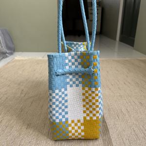 Sacs à main imperméables, sacs tissés uniques pour femmes, fabriqués à la main, en plastique recyclé de qualité supérieure, tissage recyclé d'Indonésie - Product Image 4