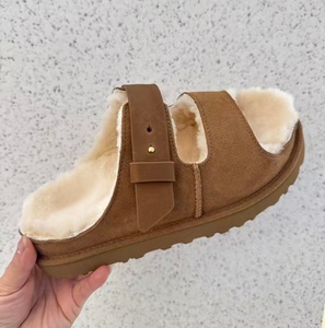 Sandalias de gamuza con forro polar y correa ajustable con hebilla, cálidas para el invierno, con punta abierta, estilo casual, para mujer. - Product Image 3