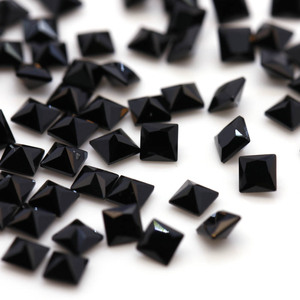 <span class=keywords><strong>Spinelle</strong></span> <span class=keywords><strong>noire</strong></span> naturelle avec taille princesse pour la création de bijoux, chauffée, <span class=keywords><strong>prix</strong></span> au carat, vente en gros - Product Image 1