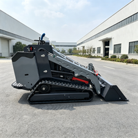 Chargeuse compacte polyvalente avec grappin, marteau, balayeuse, trancheuse et lame, équipée d'un moteur 3 cylindres à double flux
