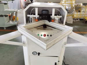 Machine de nettoyage d'angle de fenêtre en PVC CNC de haute qualité, ligne de traitement CNC pour fenêtres et portes en PVC - Product Image 2