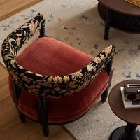 Fauteuil d'appoint vintage en bois fait main de style français avec accoudoirs incurvés en lin floral et coussin en chenille rouge pour salon