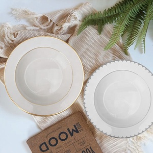 Assiettes de mariage en céramique blanche de haute qualité avec bord doré, collection très prisée - Product Image 6