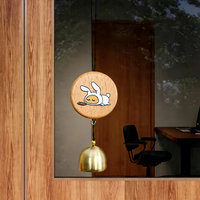 Campana de puerta colgante de madera de haya personalizada con timbre de latón, alerta decorativa para entrada de tienda, sin perforaciones