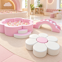 Set Permainan Lunak Warna Pink Putih Pastel dengan Kolam Bola Bunga, Blok Busa, Panjat, dan Seluncuran untuk Taman Bermain Dalam Ruangan Balita dan Sewa Pesta