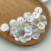 Boutons en nacre naturelle de coquille de rivière, ronds, gravés, 2 trous, simple face, blanc, taille 16L, boutons de chemise en nacre