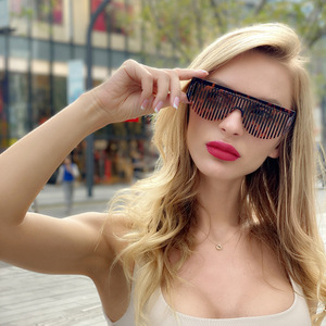 Gafas de sol XH-Comb Creative Comb para mujer, lentes de PC con protección UV400, montura roja brillante y rosa, gafas de sol modernas y a la moda. - Product Image 3
