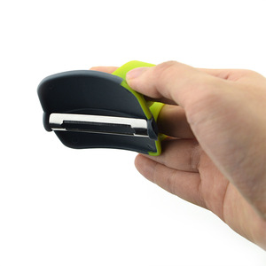 Gadgets de cuisine créatifs Éplucheurs à double doigt en plastique et acier inoxydable Éplucheur de pomme et de <span class=keywords><strong>palme</strong></span> pour légumes - Product Image 4