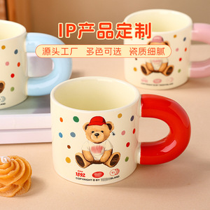 Mug en céramique mignon à motif de dessin animé avec poignée colorée, design personnalisé IP, cadeau pour usage général - Product Image 1