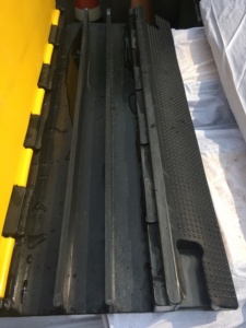 2025 Zhejiang Offre Spéciale protecteur de canal de haute qualité 3 bosse 3 canaux ralentisseur protecteur de câble électrique plancher - Product Image 2