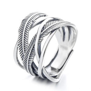 Anillo de Acero Inoxidable con Patrón de Plumas T0655, Joyería Moderna Unisex, Accesorio de Moda para Regalo - Product Image 1