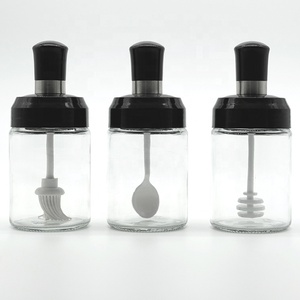 Op maat gemaakte groothandelspot voor peper saus met zwarte deksels, borstel en lepel voor gebruik in de keuken, voor het bewaren van peper saus. - Product Image 4