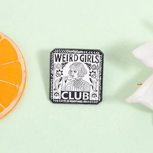 Broche en émail 'Weird Girls Club' rétro, noire et blanche, illustrant une fille buvant du thé, avec bordure florale, <span class=keywords><strong>d</strong></span>écoration, cadeau pour amis - Product Image 3