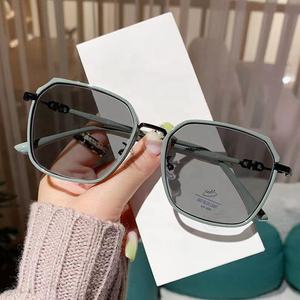 Lunettes photochromiques anti-lumière bleue, noires, vertes, grandes, carrées, irrégulières, avec strass, photo-grises, pour femmes et filles, lunettes changeantes de couleur - Product Image 1