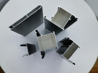 Revêtement en poudre industriel noir et blanc pour profilés en aluminium de cuisine, disponible en champagne, pour découpe, pliage et soudage.