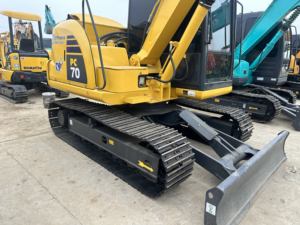 Excavatrice sur chenilles Komatsu d'occasion série PC70, excellent état, moteur Cummins, pompe hydraulique, poids opérationnel de 7 tonnes, prix avantageux - Product Image 3