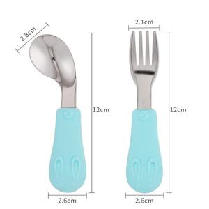 ชุดส้อมช้อนสแตนเลสสำหรับเด็ก พร้อมด้ามจับซิลิโคนเกรดอาหาร สำหรับฝึกทานอาหาร - Product Image 6
