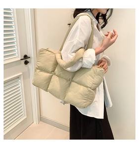 Sac à main personnalisé grande capacité, doux et chaud, en duvet, couleur unie, sac à bandoulière moelleux pour <span class=keywords><strong>femme</strong></span>, sac fourre-tout nuage en tissu pour l'hiver - Product Image 3