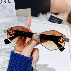 Estilo punk Nuevo diseño Letra Gafas de Sol de lujo Polígono Marco metálico Gafas de sol Retro Para Mujeres Hombres Unisex - Product Image 3