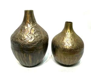 Ensemble de vases en aluminium composé de deux vases magnifiquement conçus, chacun orné de motifs floraux complexes, prix de gros - Product Image 6