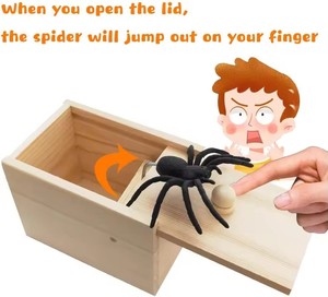 Caja de broma de araña de madera al por mayor, juguete de broma divertido para asustar, regalos y accesorios para fiestas de el 1 de abril para adultos y niños, 6*6.5*9.5cm - Product Image 4