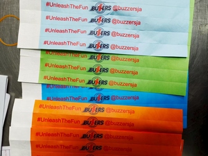 สายรัดข้อมือกระดาษไทเวคพิมพ์ลายดิจิทัลแบบใช้แล้วทิ้งพร้อมโลโก้สั่งทำ กันน้ำ เป็นมิตรกับสิ่งแวดล้อม สำหรับงานโปรโมชั่น งานปาร์ตี้ และงานแต่งงาน - Product Image 3