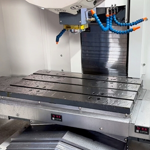 Máquina de Perforación y Roscado Automática Vertical BT30 GSK MT-750 para Ahorro de Espacio, Centro de Mecanizado CNC para Piezas Pequeñas de Aluminio - Product Image 3