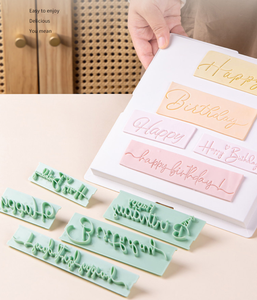 Set di 8 Timbri in Plastica Fatti a Mano per Decorazione Torte, Stampi Personalizzati per Fondente e Biscotti, Lettere per Decorazione Dolci Fai-da-Te - Product Image 5