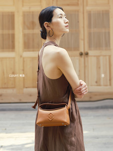 กระเป๋าถือสไตล์กวนยี่ "ตี๋เหอ" สำหรับผู้หญิง กระเป๋าทรงหมอนสไตล์จีน ทำจากหนังวัวแท้คุณภาพสูง - Product Image 4