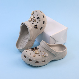 Sabots roses en strass pour femmes, chaussures décontractées d'été avec breloques décoratives, sandales légères en EVA pour la plage et l'extérieur - Product Image 5