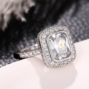 Anello di Lusso Rettangolare Stile Principessa per Donne, Elegante Gioiello da Dito per Feste - Product Image 4