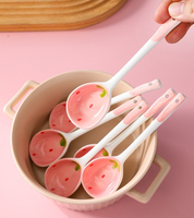 Fournitures de cuisine alimentaire mignon Style coréen japonais grand rond rose fraise en céramique soupe de nouilles avec trou profond Long manche cuillère
