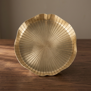 Assiette décorative en métal de forme irrégulière, faite à la main, polie, design minimaliste, pour les fêtes - Product Image 6